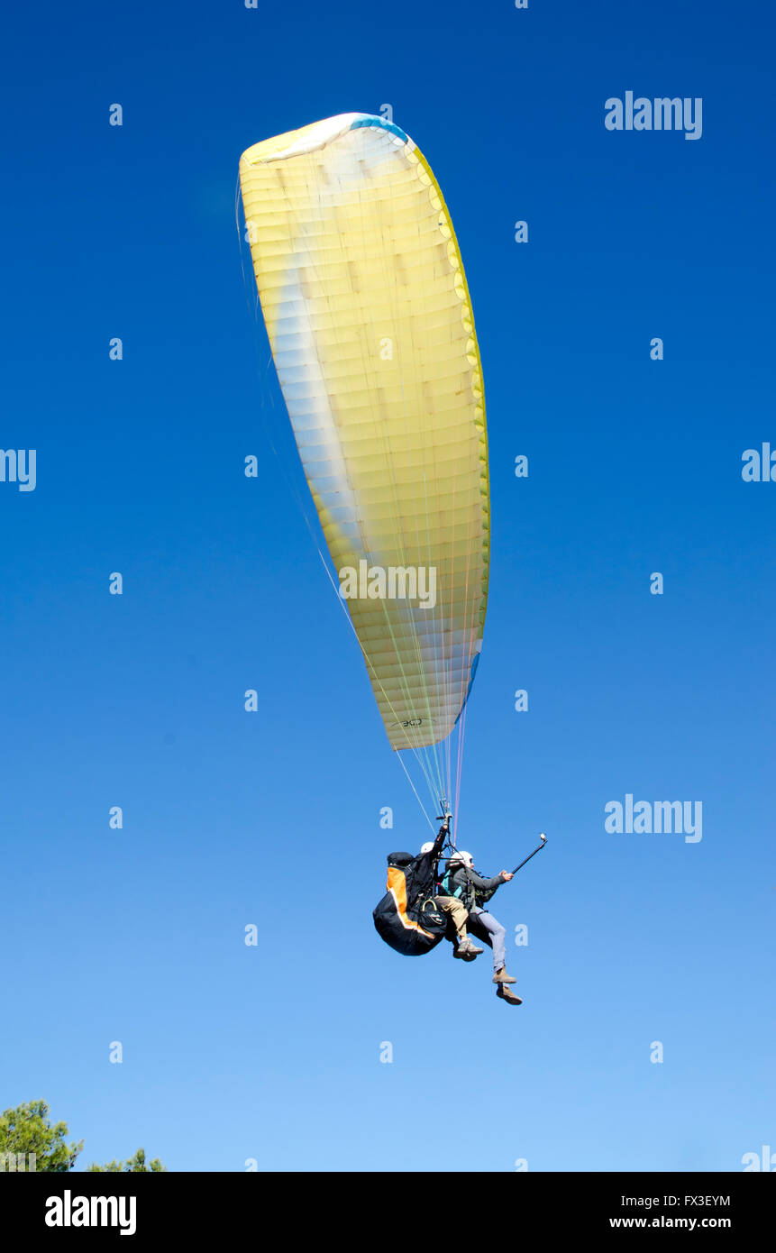 Parachute sur fond de ciel bleu Banque D'Images