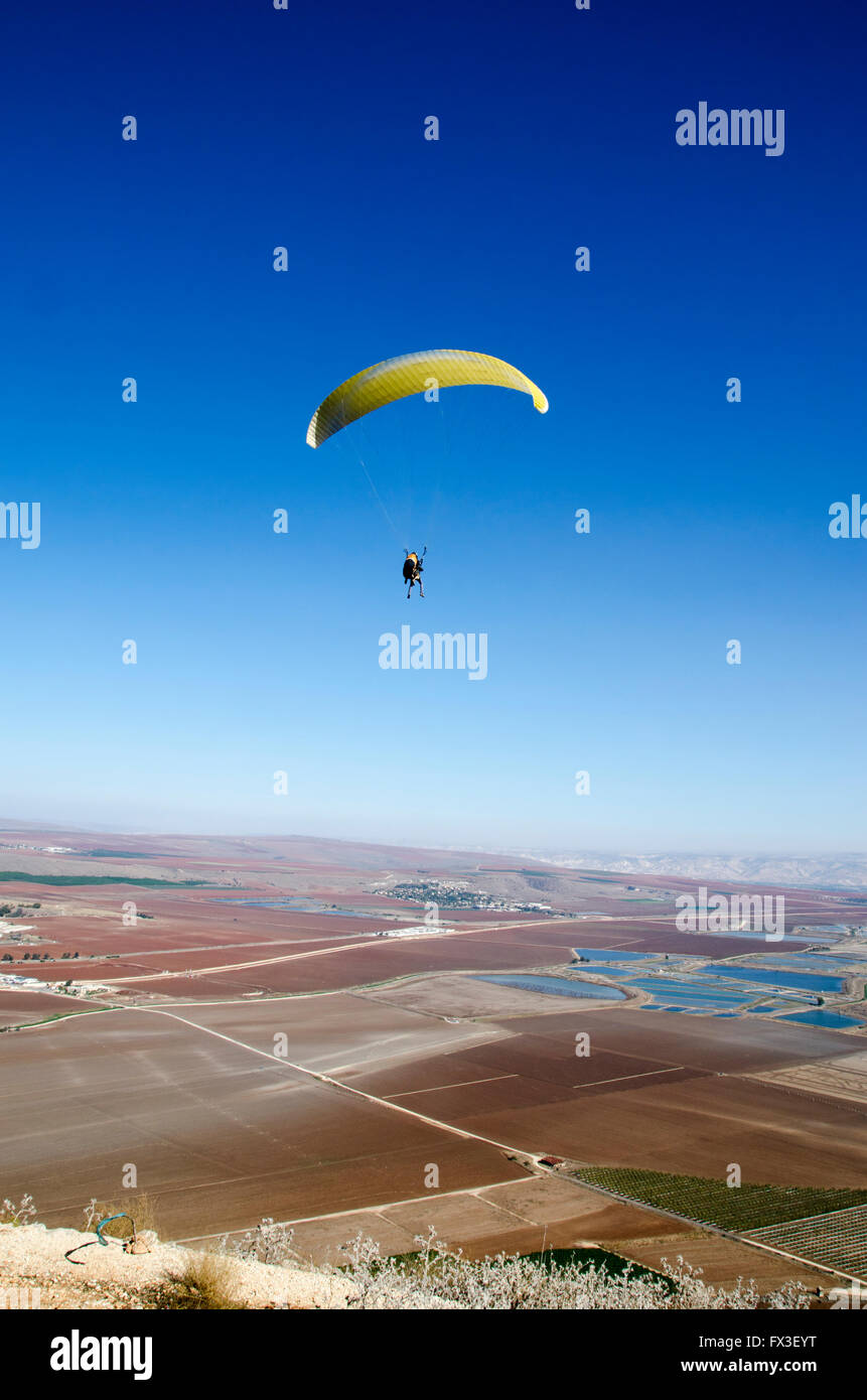 Parachute sur fond de ciel bleu Banque D'Images