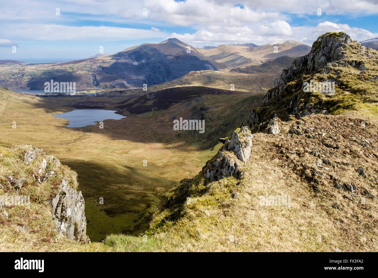À long Dwythwch MCG NE à Llanberis valley et Elidir Fawr de Foel Gron dans le parc national de Snowdonia (Eryri) montagnes. Pays de Galles UK Banque D'Images