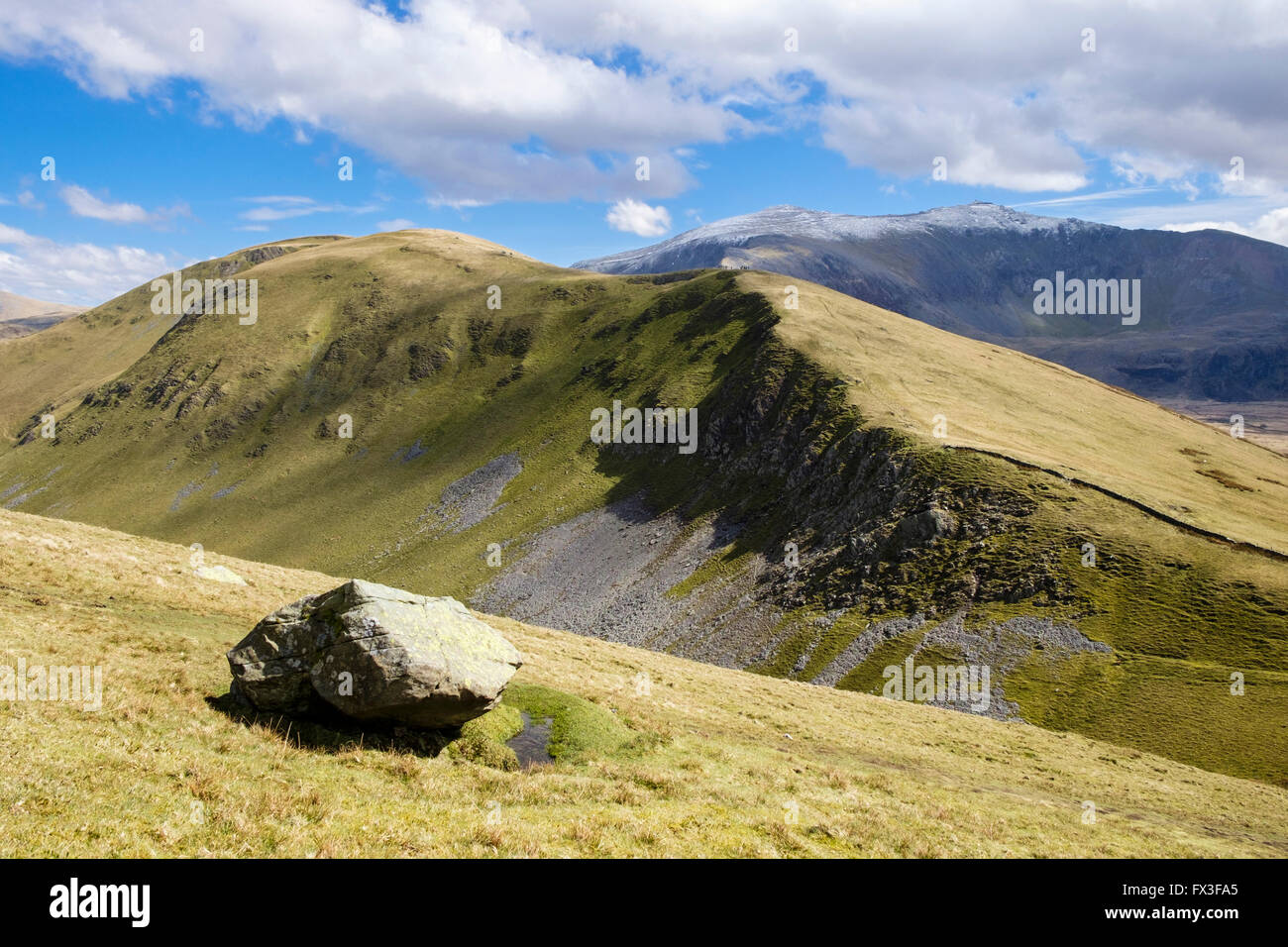 À Cynghorion à Moel et lointain au-delà de Mont Snowdon Foel Goch en montagnes de Snowdonia National Park (Eryri). Pays de Galles UK Banque D'Images