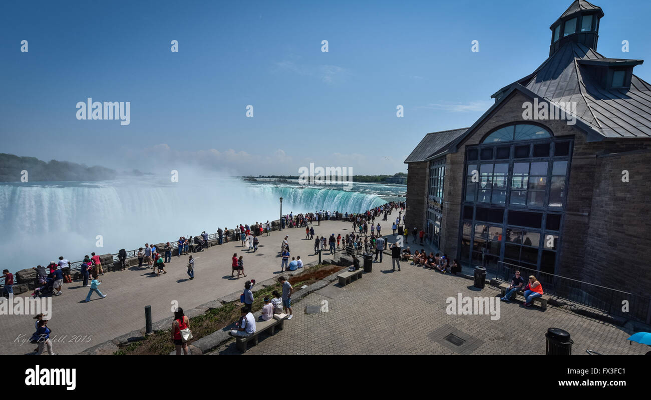 Niagara Falls, Ontario, Canada, Mai 9th, 2015. Température estivale attire les habitants, les voyageurs et les touristes. Banque D'Images