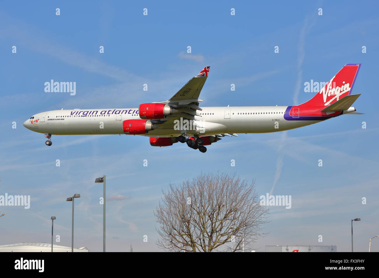 Virgin Atlantic Airbus A340-600 G-VBLU arrivant à l'aéroport Heathrow de Londres, UK Banque D'Images