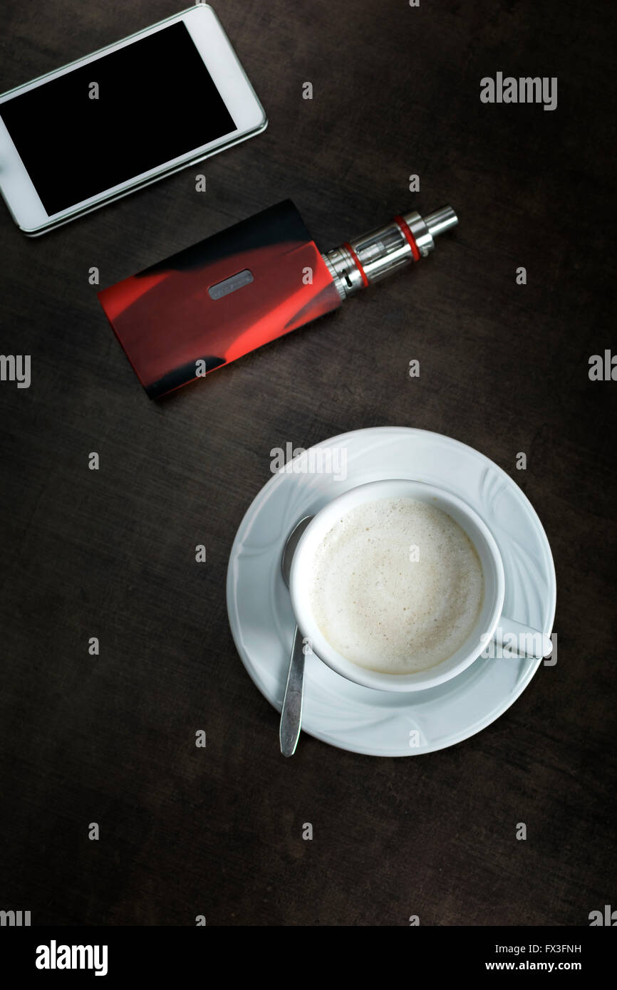 Vue de dessus de tasse à café et smartphone sur fond de table en bois Banque D'Images