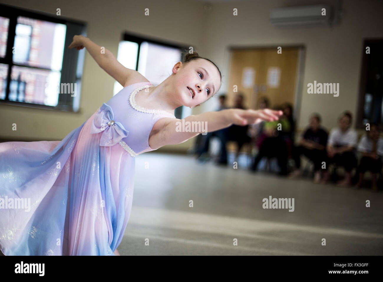 Aleah Simpson de Mom's danse danses britanniques lors d'un atelier tenu à Witchurch Community Centre Banque D'Images