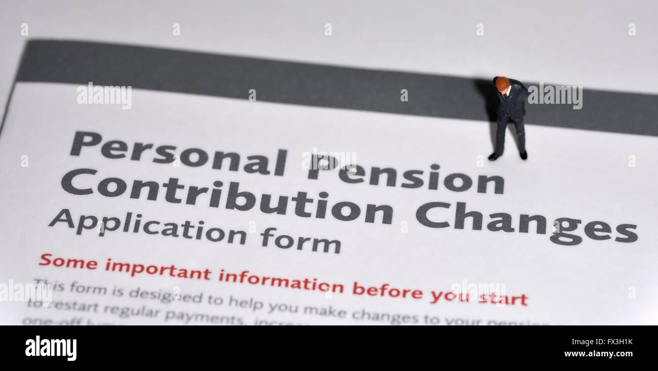 Un homme d'affaires figurine miniature debout sur un formulaire de demande des changements aux régimes de retraite Banque D'Images