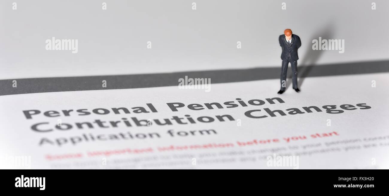 Un homme d'affaires figurine miniature debout sur un formulaire de demande des changements aux régimes de retraite Banque D'Images