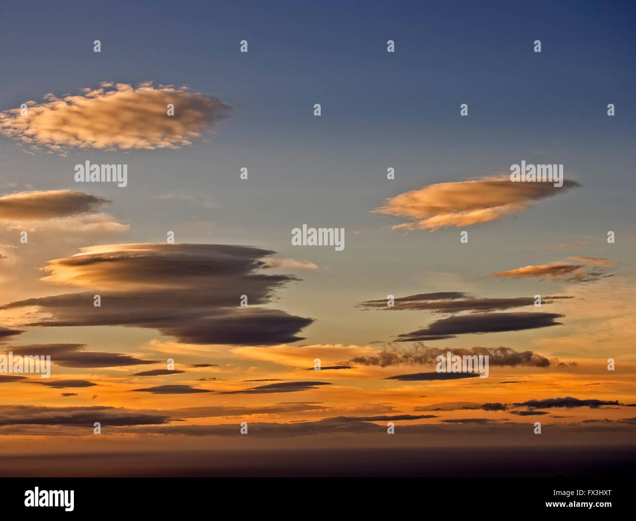 Ciel avec nuages colorés à l'aube, Mijas. La province de Malaga Costa del Sol, Andalousie, Espagne Europe Banque D'Images