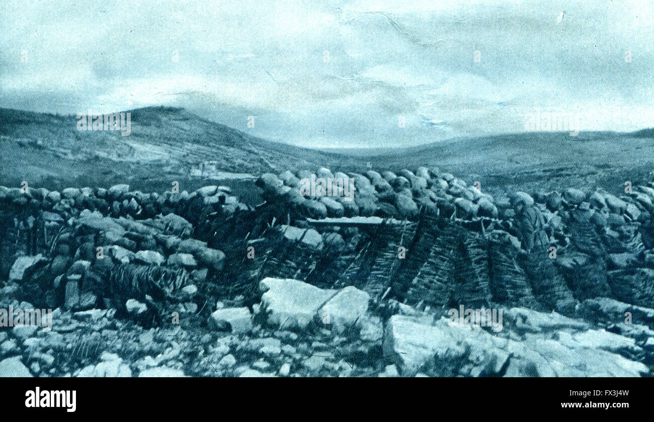 Tranchée improvisée construit de pierres placées dans des paniers en osier sur Lago Mucile di Cardo, Montalone - photo consacré Carso de bataille, 9-10/1916, à partir de la Grande Guerre Magazine, vol. 114, UK Banque D'Images