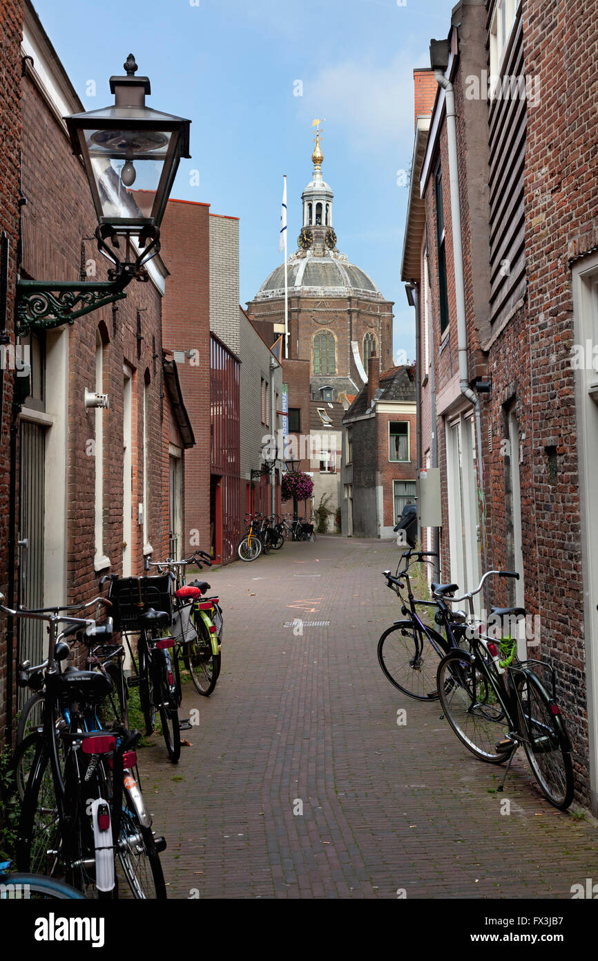 Alley avec des vélos dans la ville de Leiden avec vue sur l'Marekerk Banque D'Images