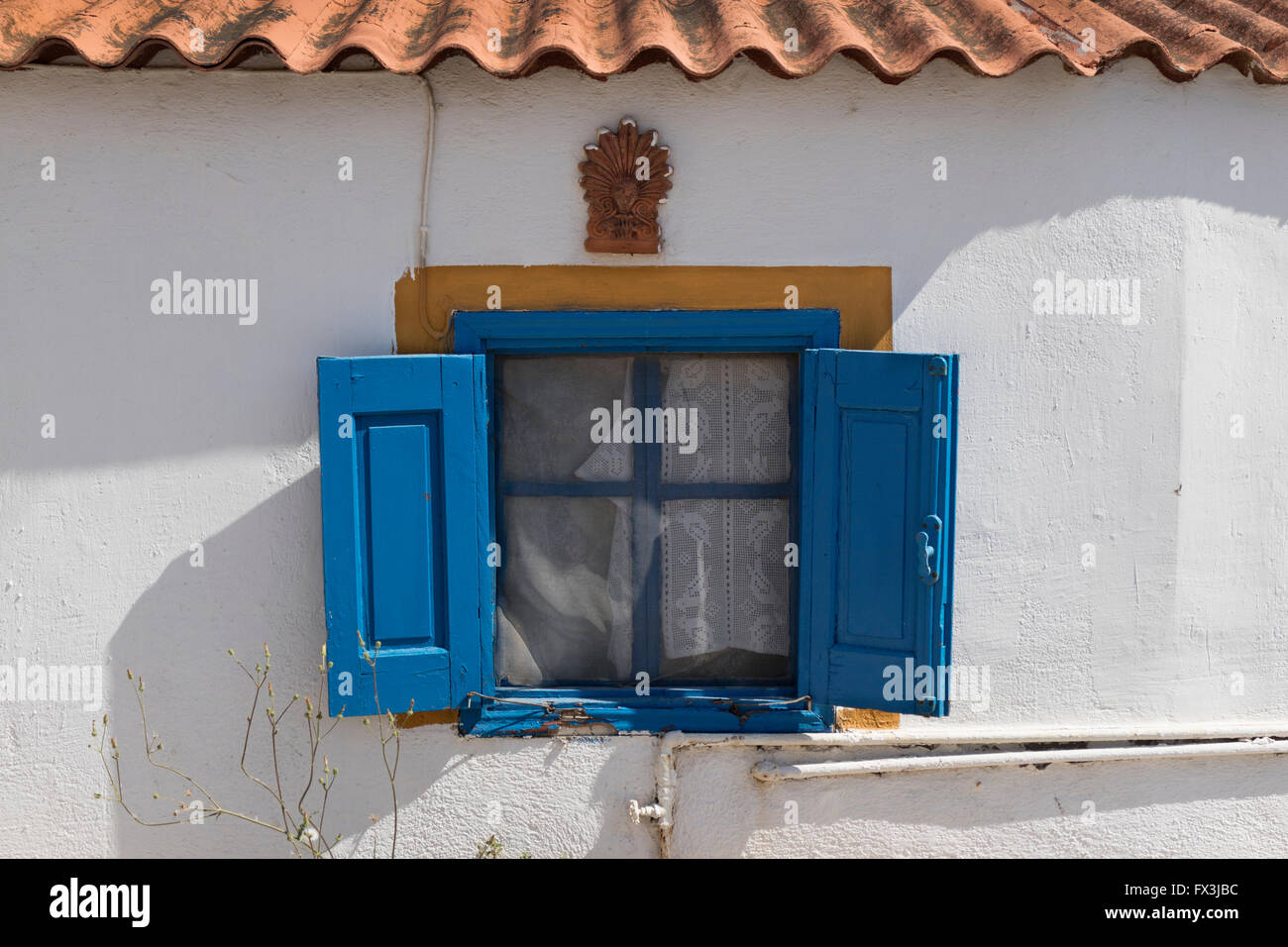 Ancien traditionnel peint bleu fenêtre grec Banque D'Images