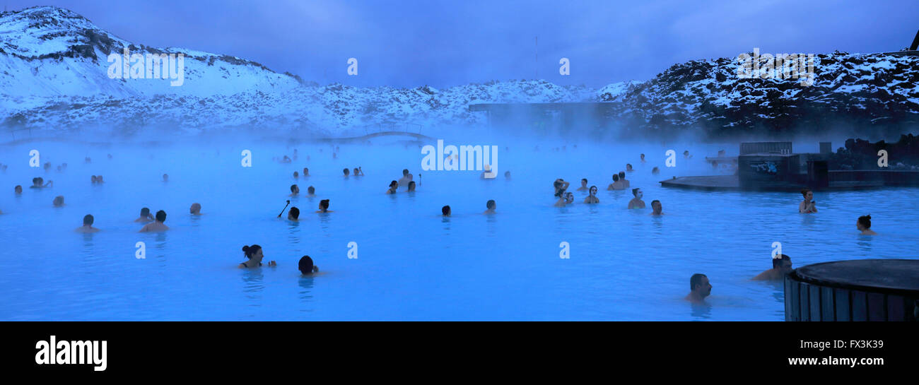 Les gens dans le Blue Lagoon, un spa géothermique et l'une des attractions les plus populaires en Islande, près de Grindavík Reykjanes village Banque D'Images