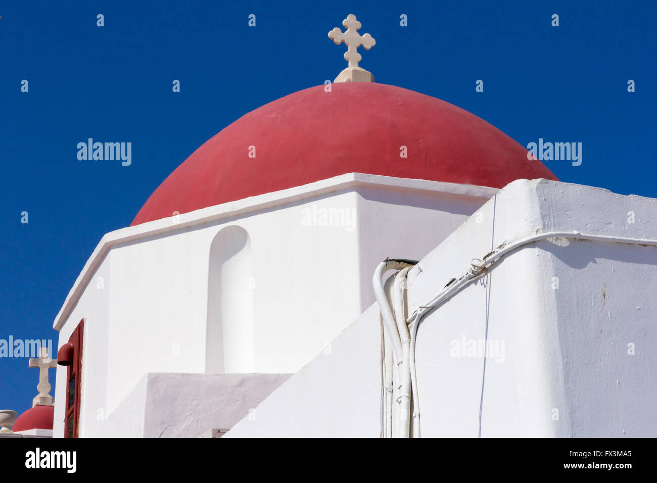 Ome rouge sur l'Eglise à Mykonos, Grèce Banque D'Images