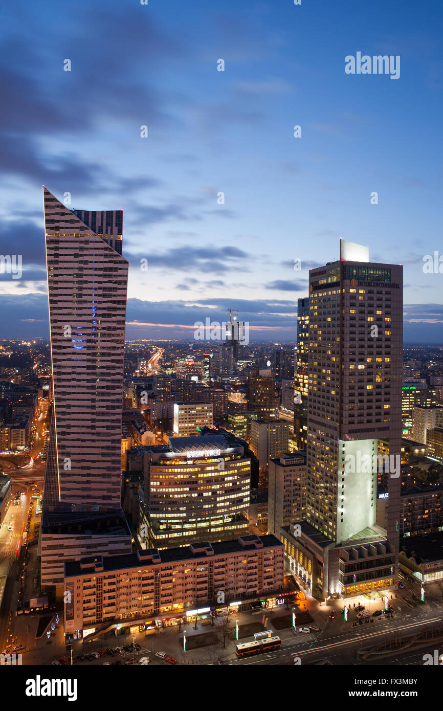 Le centre-ville de Varsovie en Pologne, au soir Zlota 44 gratte-ciel résidentiel, l'hôtel InterContinental, centre-ville, paysage urbain, Skyline Banque D'Images