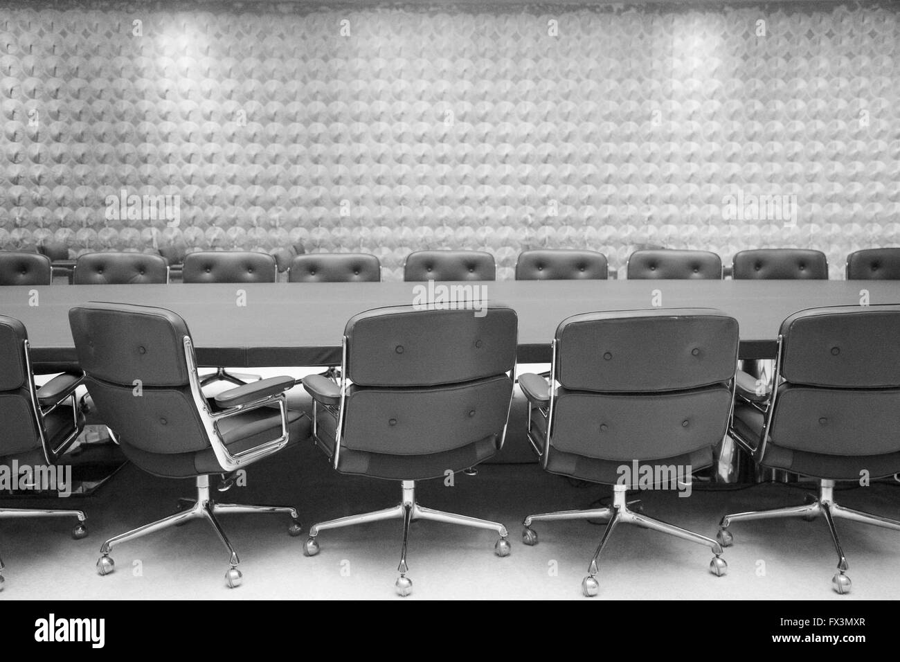 La salle de conférence vide élégant prêt pour une réunion. Banque D'Images