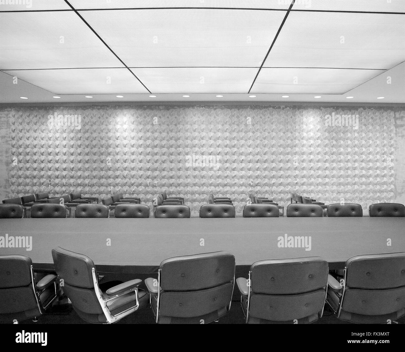 La salle de conférence vide élégant prêt pour une réunion. Banque D'Images