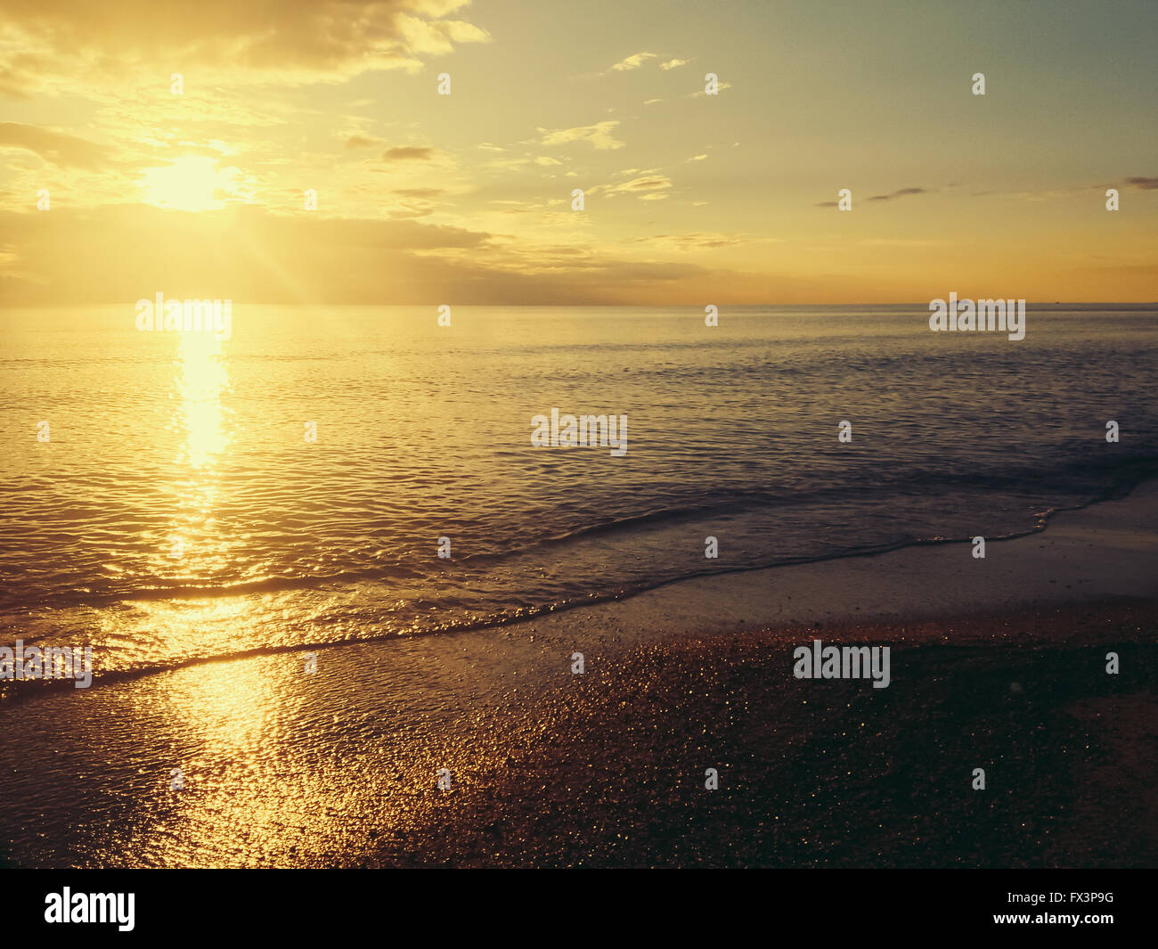 Magnifique coucher de soleil sur la plage. Banque D'Images