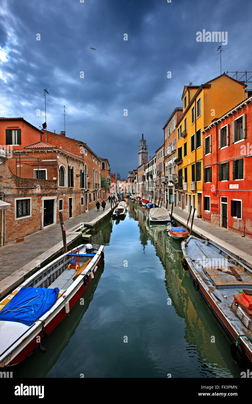 Canal à Sestiere ('district') di Dorsoduro, Venise, Vénétie, Italie Banque D'Images