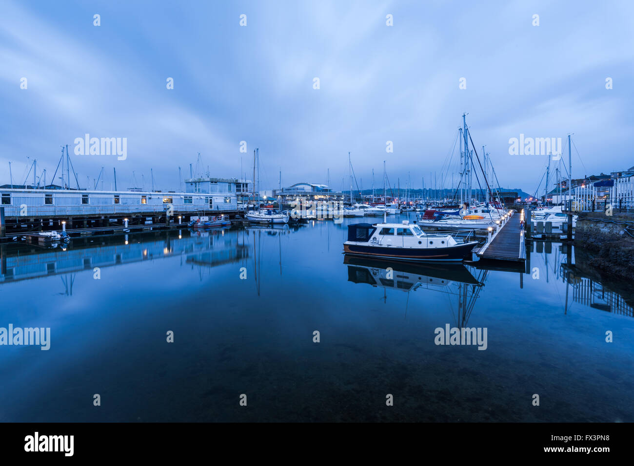 Marina avec voiliers au crépuscule à Plymouth UK. Front populaire de la ville. Banque D'Images