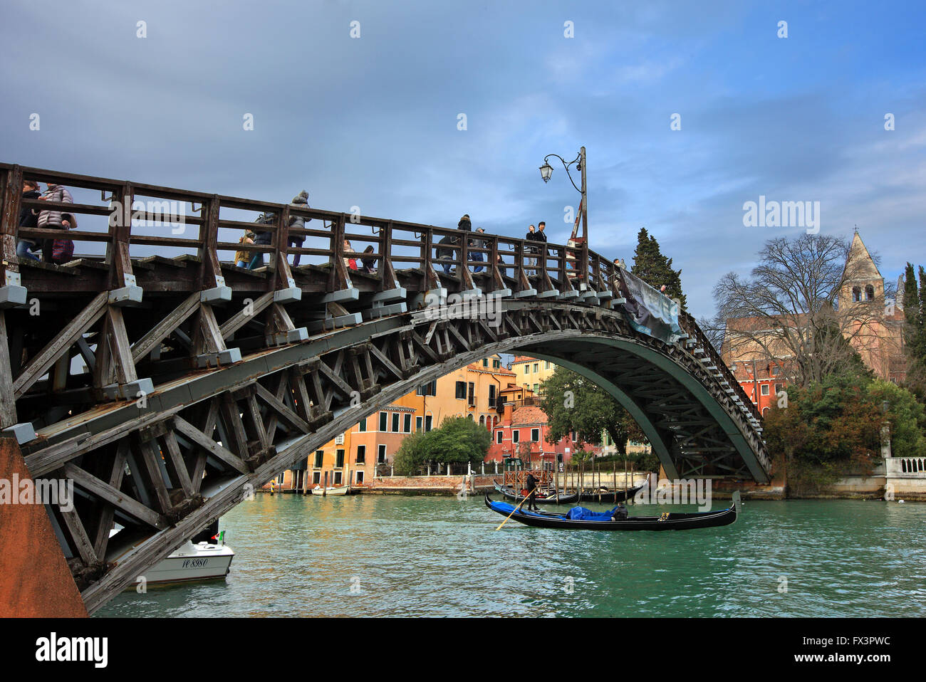 Gondola passant sous le pont de l'Académie, Grand Canal, Venice, Veneto, Italie. Banque D'Images