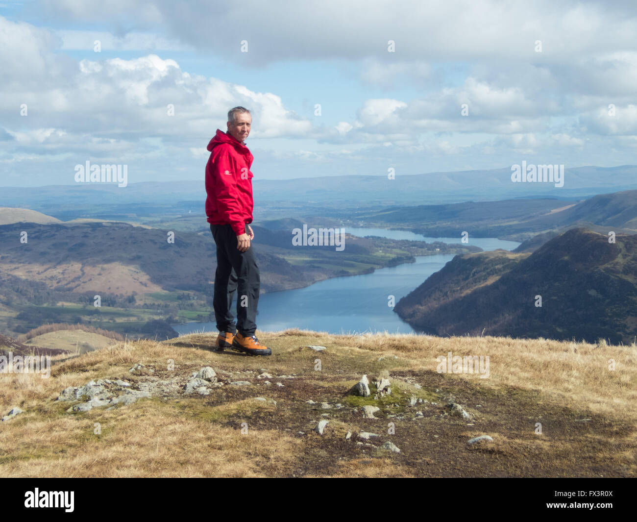 Un homme Walker sur le sommet d'Birkhouse Moor en profitant de la vue d'Ullswater. Lake District National Park Banque D'Images