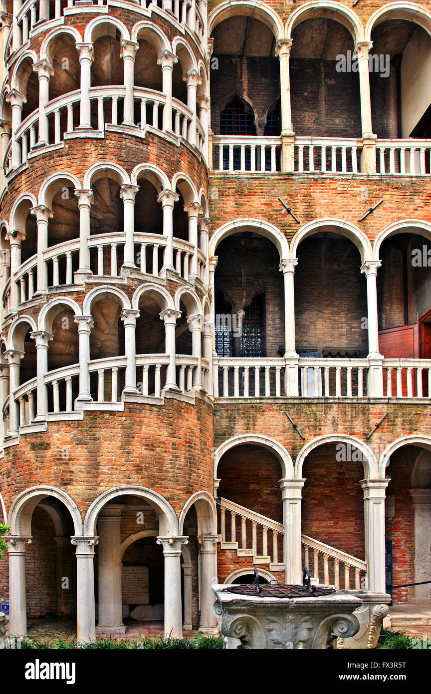 L'impressionnant escalier de Palazzo Contarini del Bovolo, Sestiere ('district') di San Marco, Venise, Italie. Banque D'Images
