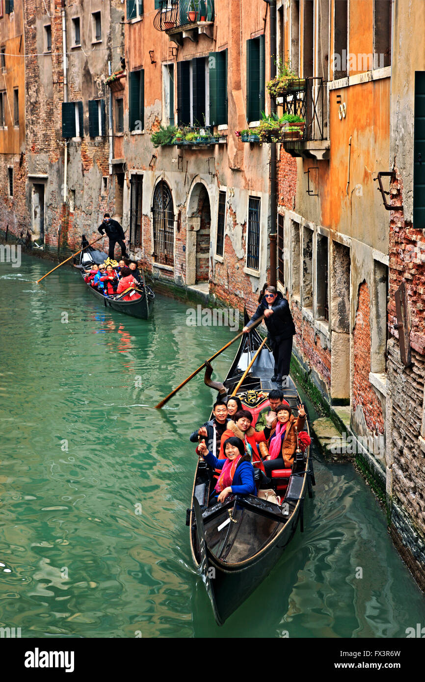 Gondoles dans un canal à Sestiere di San Marco (quartier St Marc), Venise, Vénétie, Italie Banque D'Images