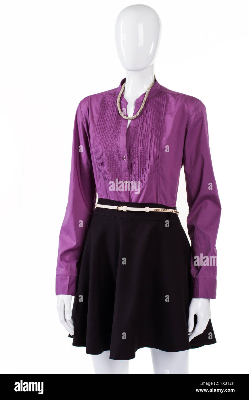 Jupe foncé avec chemise violette. Banque D'Images