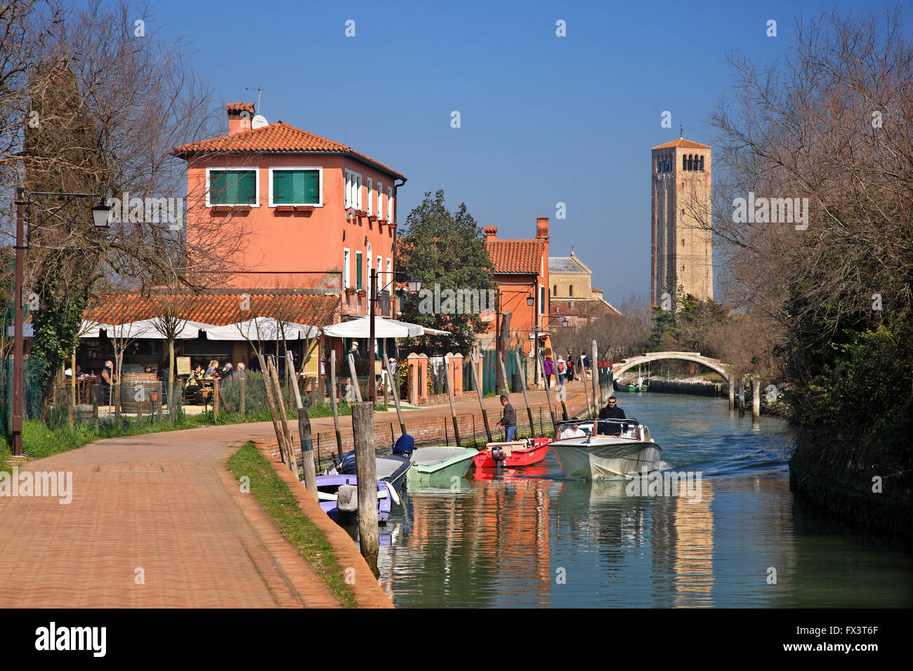 Balade dans l'île de Torcello, Venise, Vénétie, Italie. Dans l'arrière-plan le clocher de Santa Maria Assunta. Banque D'Images