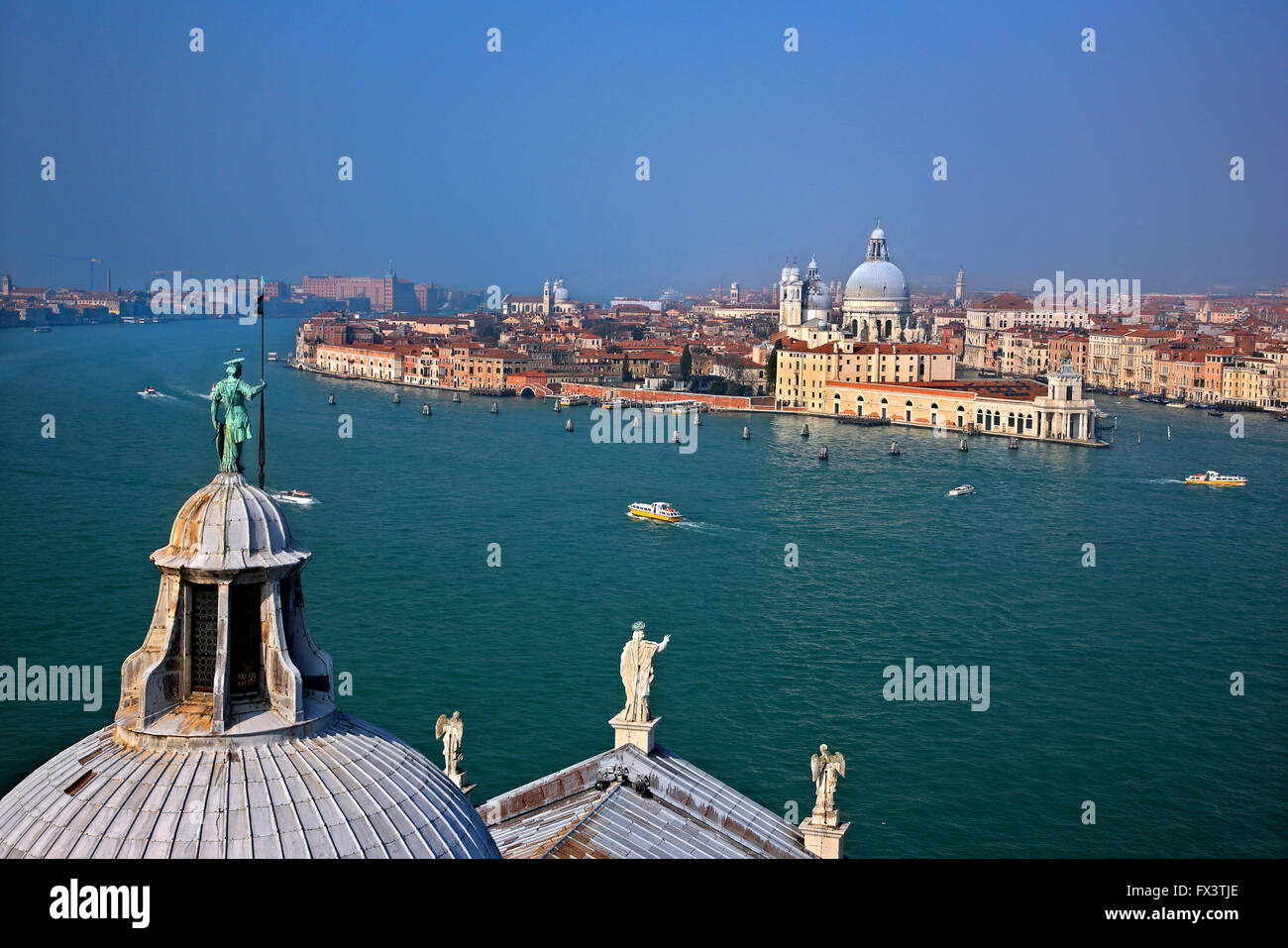 Vue sur le bassin de San Marco (St Marc) du beffroi ('Campanile') de San Giorgio Maggiore, à Venise, Italie. Banque D'Images