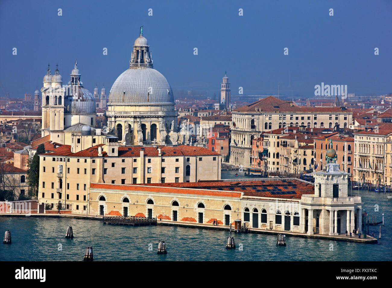 Santa Maria della Salute, Punta della Dogana et le Grand Canal vu de te beffroi de San Giorgio Maggiore, à Venise, Italie. Banque D'Images