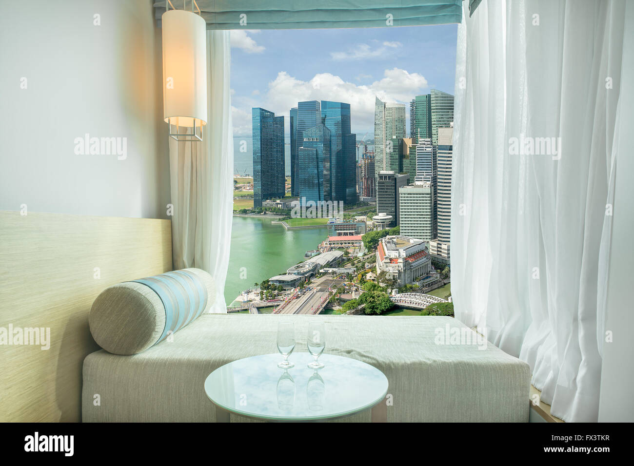Belle vue sur la ville de Singapour à fenêtre dans Hotel, Marina Bay, Singapour Banque D'Images