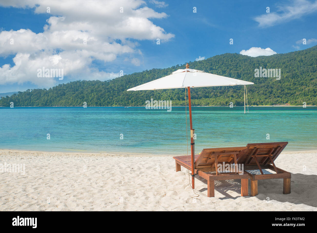 L'été, les voyages, vacances et maison de vacances concept - chaises de plage et parasol sur l'île de Phuket, Thaïlande Banque D'Images