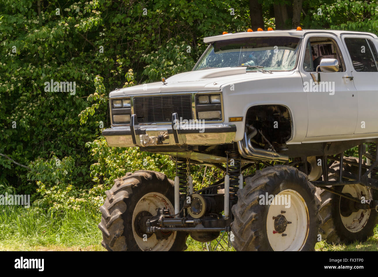 Une camionnette blanche de modification comme un monster truck Banque D'Images