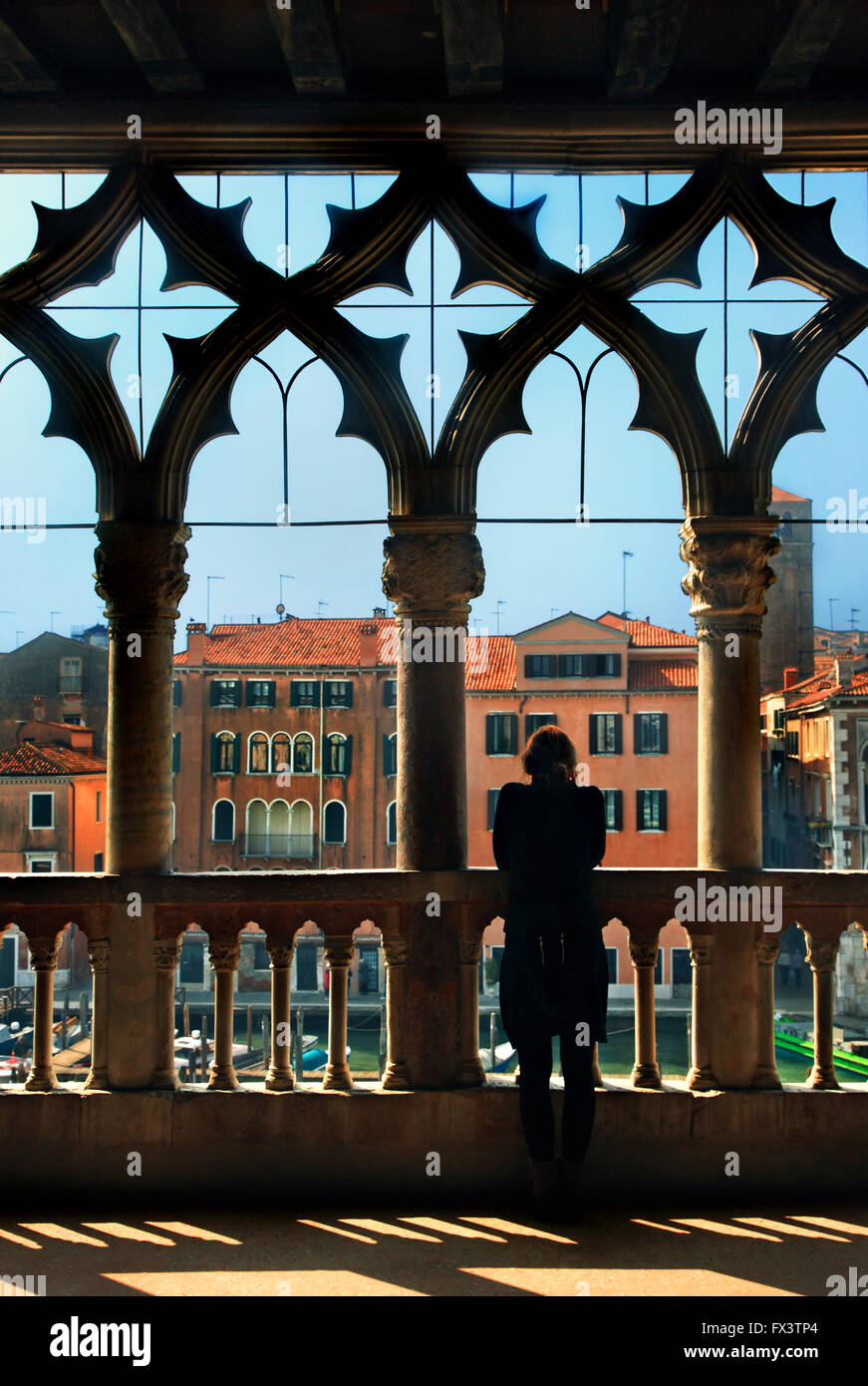 Profiter de la vue du Grand Canal depuis le balcon de ca d'Oro, Sestiere di Cannaregio, Venise, Italie. Banque D'Images