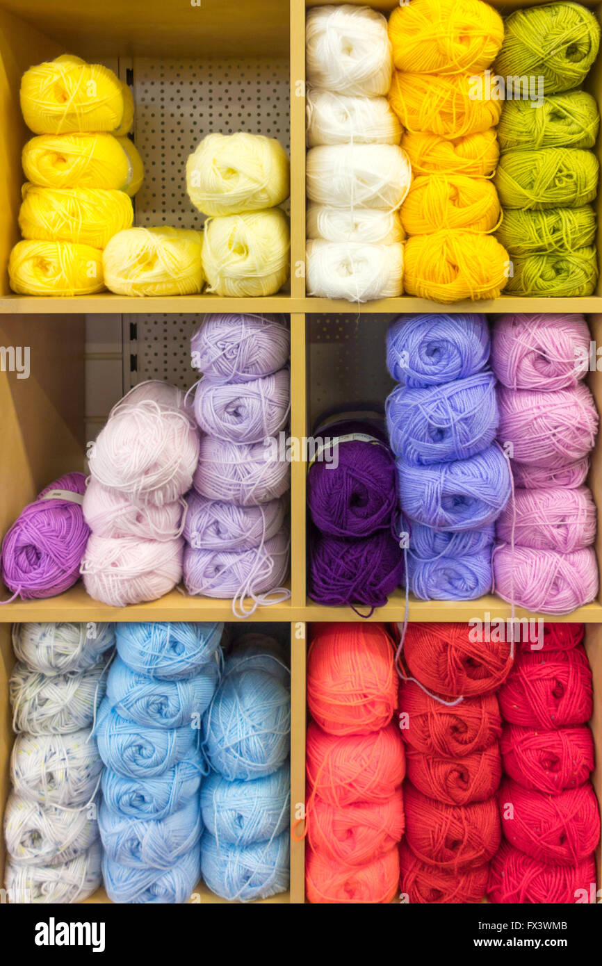 Un écran couleur de balles de laine à tricoter dans une boutique d'artisanat en Angleterre Banque D'Images Un écran couleur de balles de laine à tricoter dans une boutique d'artisanat en Angleterre Banque D'Images