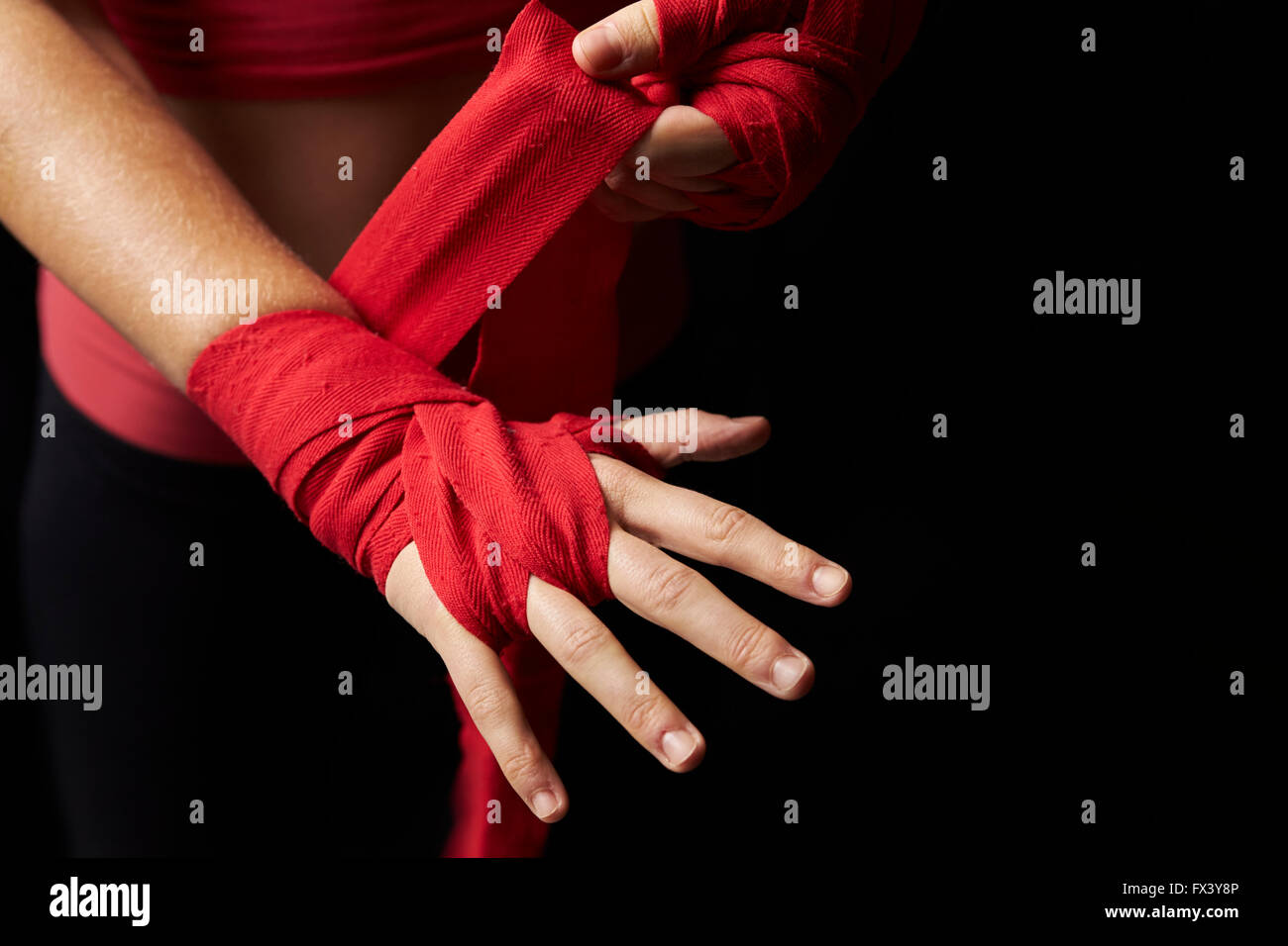 Woman wrapping part pour l'entraînement, les mains à l'appareil photo Banque D'Images