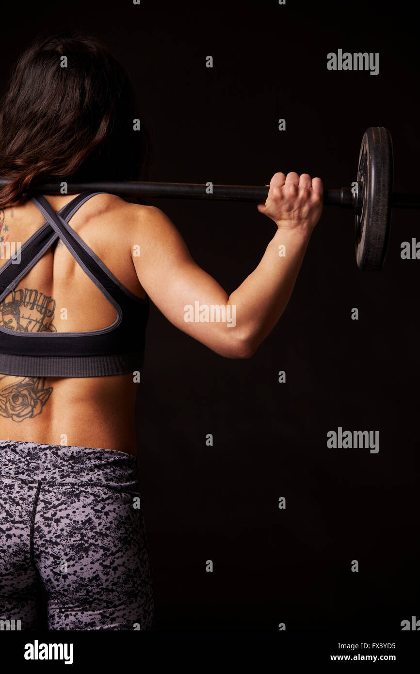 La femme aux longs sur ses épaules, vue arrière Banque D'Images