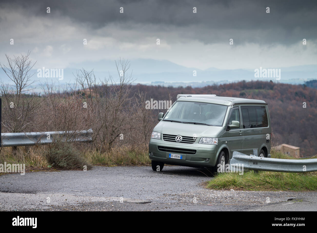 Volkswagen Transporter sur route italienne, Toscane Banque D'Images