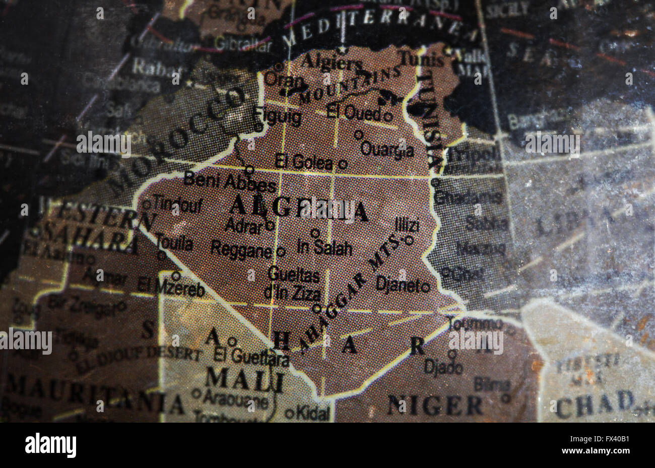 Algérie carte sur papier crack vintage background, selective focus Banque D'Images