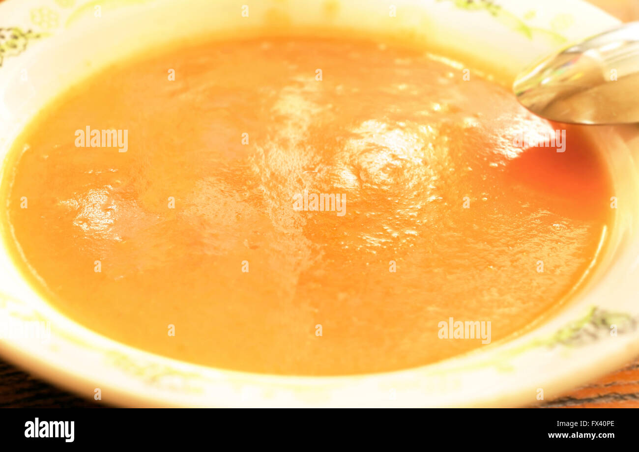 Assez frais soupe de potiron orange dans la plaque Banque D'Images