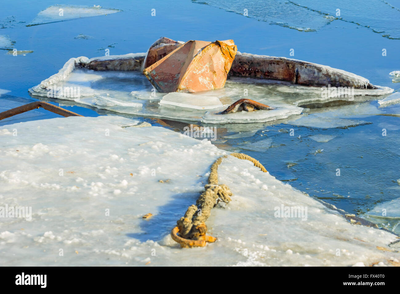 Étrange d'objets étrangers sur la glace de rivière à la journée ensoleillée Banque D'Images