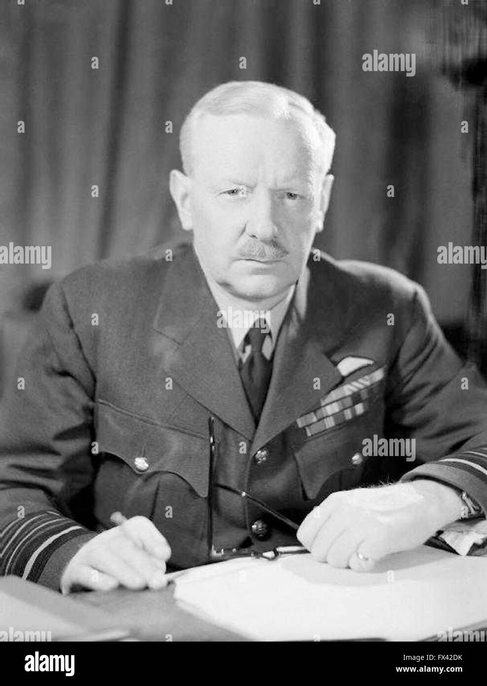 L'Air Chief Marshal Sir Arthur Harris, commandant en chef de la Royal Air Force Bomber Command Banque D'Images