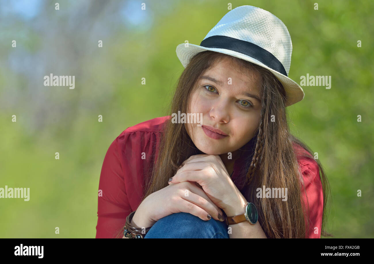 Belle fille portrait in forest Banque D'Images