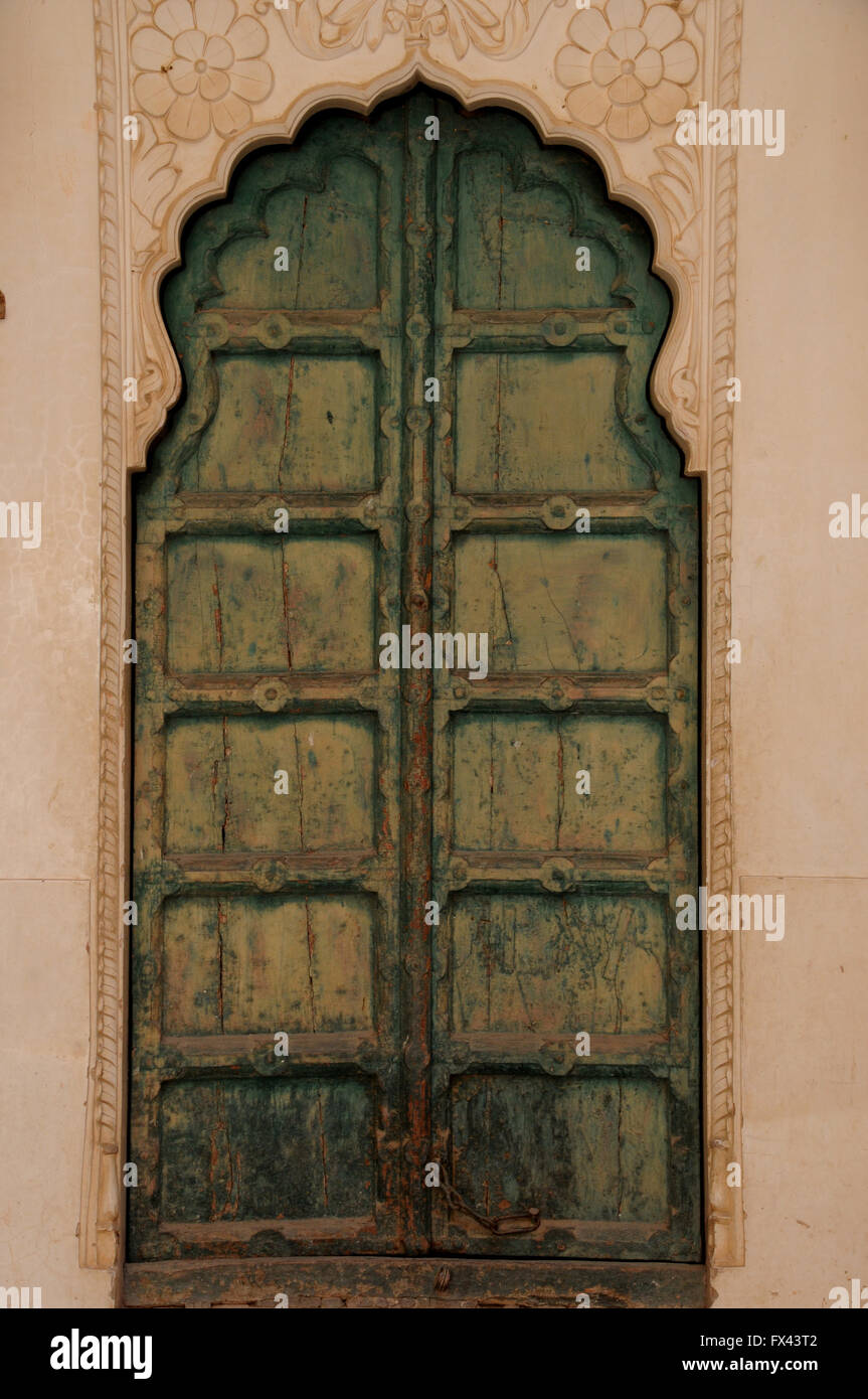 Une porte en bois sculpté à Meherangarh fort dans le nord de la ville indienne de Jodhpur, la Ville Bleue. Banque D'Images