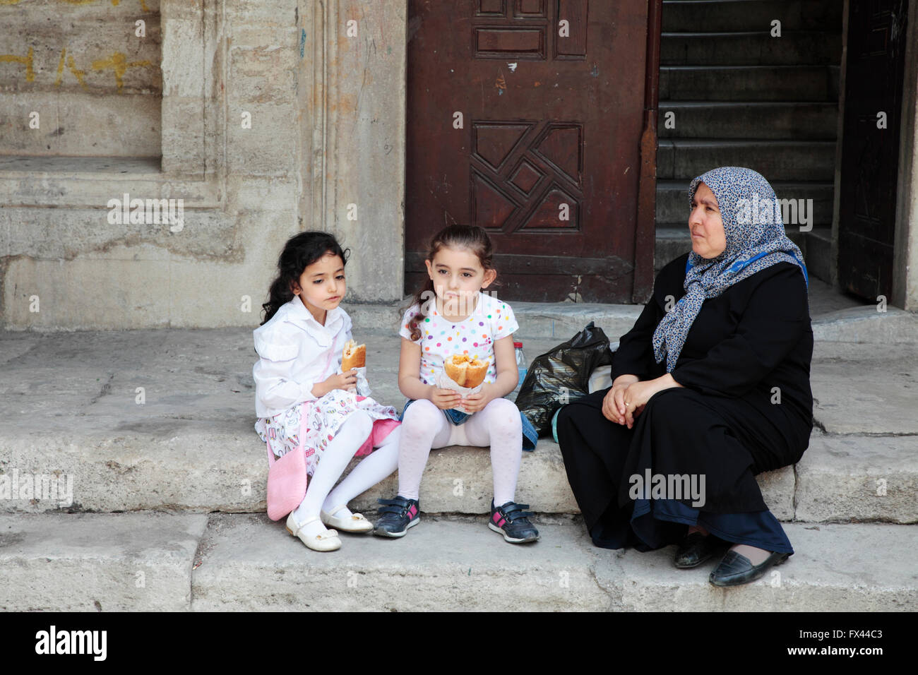 Deux jeunes enfants et une femme, Istanbul, Turquie Banque D'Images