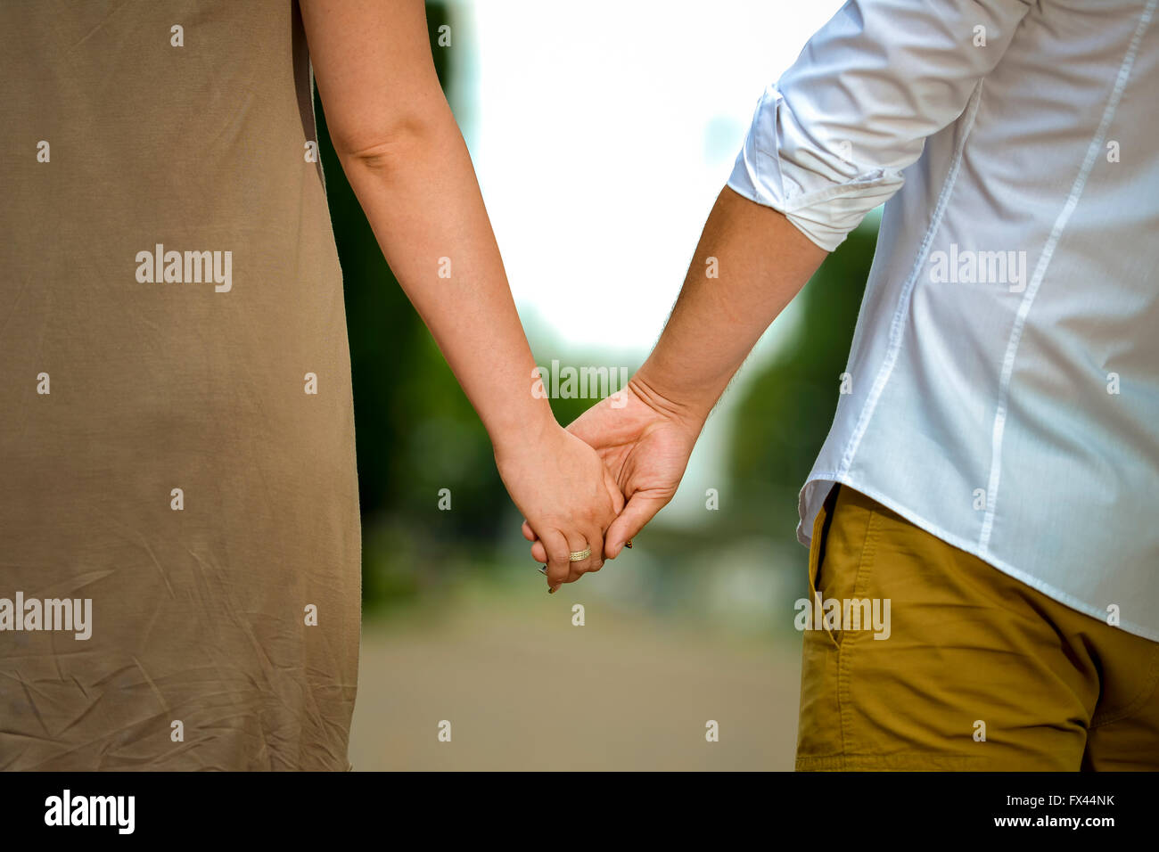 Homme et femme tenant ses mains dans la nature Banque D'Images