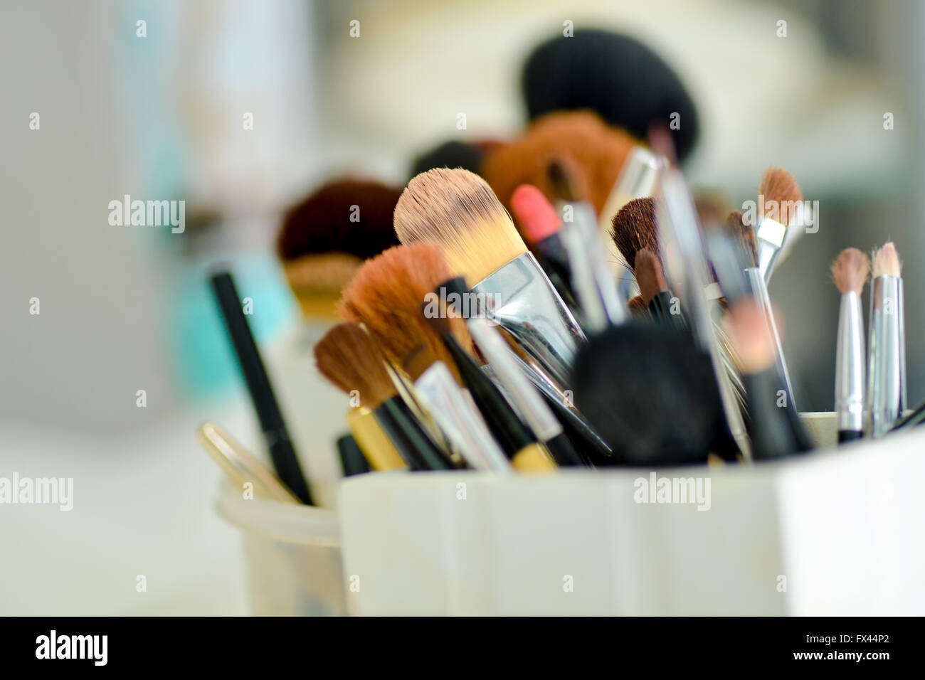 De nombreuses brosses pour un miroir de lumière naturelle Banque D'Images