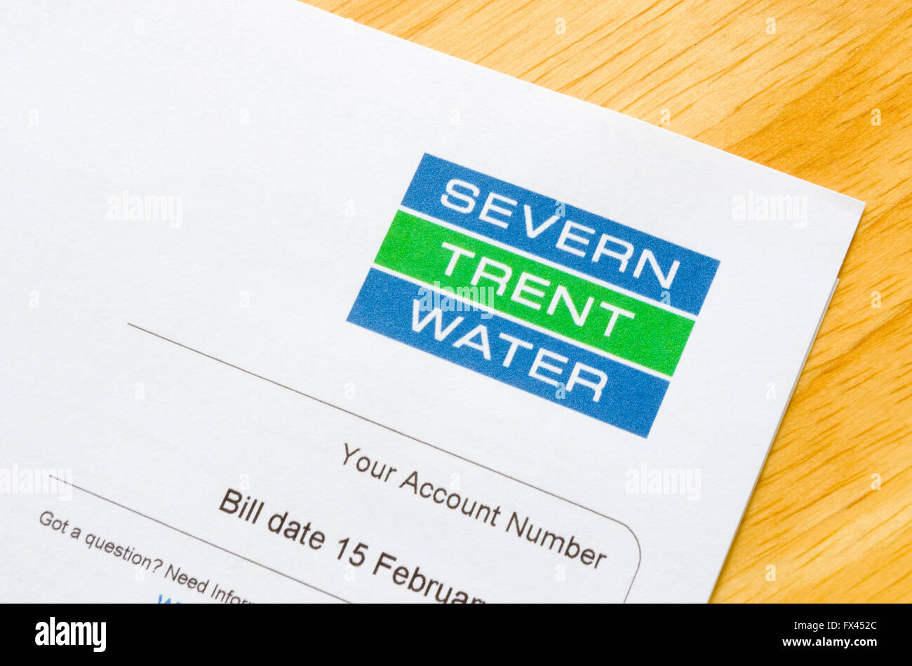 Severn Trent Water de papier à en-tête sur un fond de bois Banque D'Images