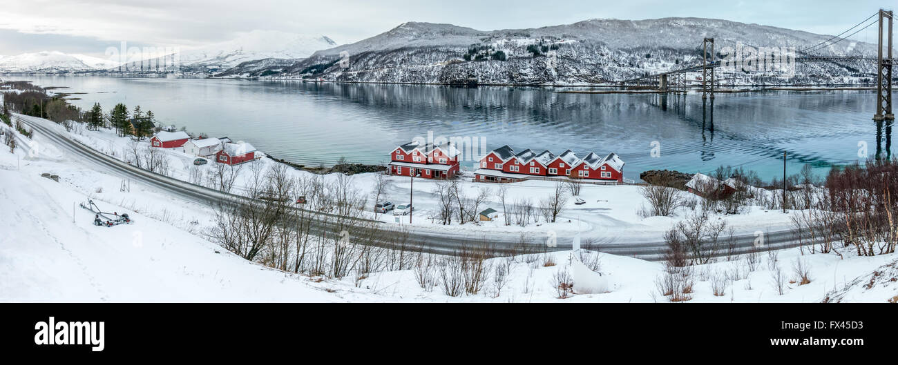 Rorbu fisherman's cabines et Détroit Tjeldsund avec pont entre le continent et l'île Hinnoya dans Troms, Norvège Banque D'Images