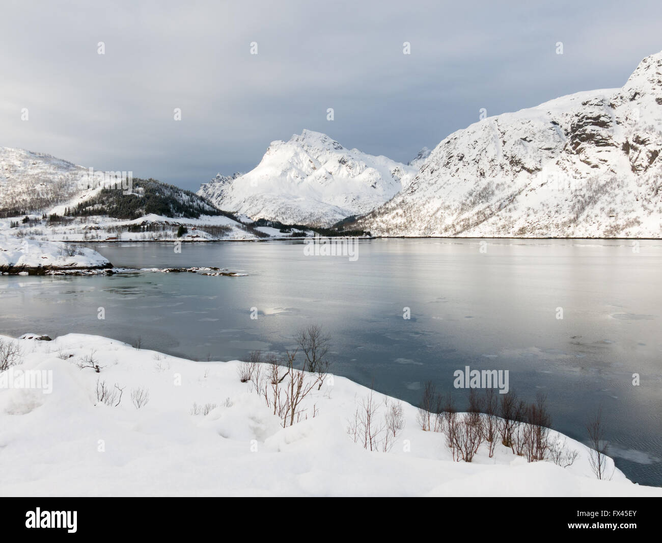 Paysage d'hiver voir de près de Lodingen Vestfjorden le long E10 route Lofast à îles Lofoten, dans le nord de la Norvège Banque D'Images
